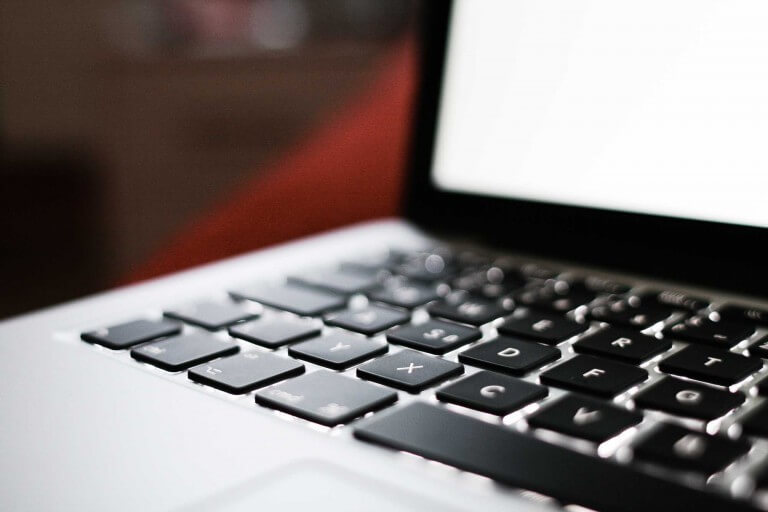 Jak u šablon od Elegant Themes upravit text v patičce